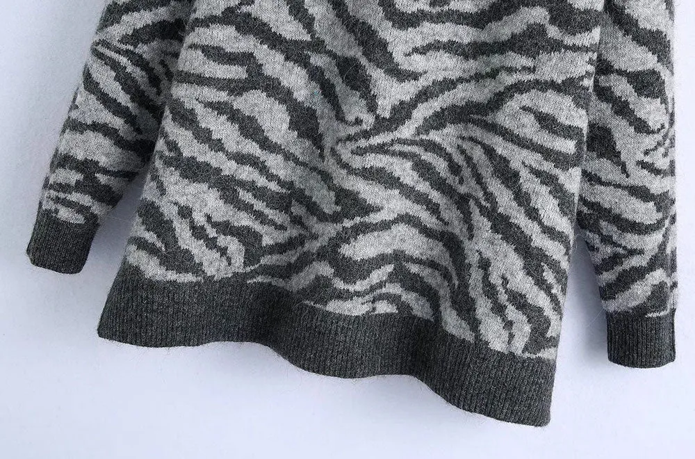 ANIMAL JACQUARD KNIT HOODIE